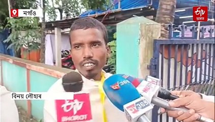 মাতৃহাৰা দুই পুত্ৰই বগাসাজ পৰিধান কৰি আহিল ভোটগণনা কেন্দ্ৰলৈ