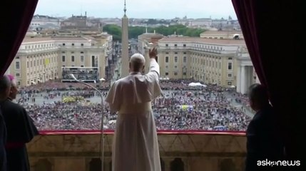 Il momento in cui il Papa si affaccia a San Pietro per Regina Caeli