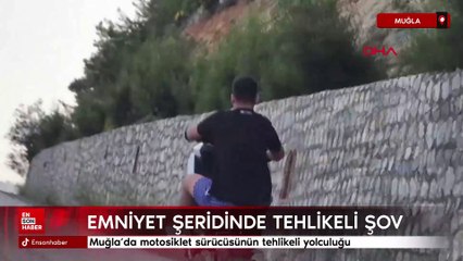 Muğla'da motosiklet sürücüsünün tehlikeli yolculuğu