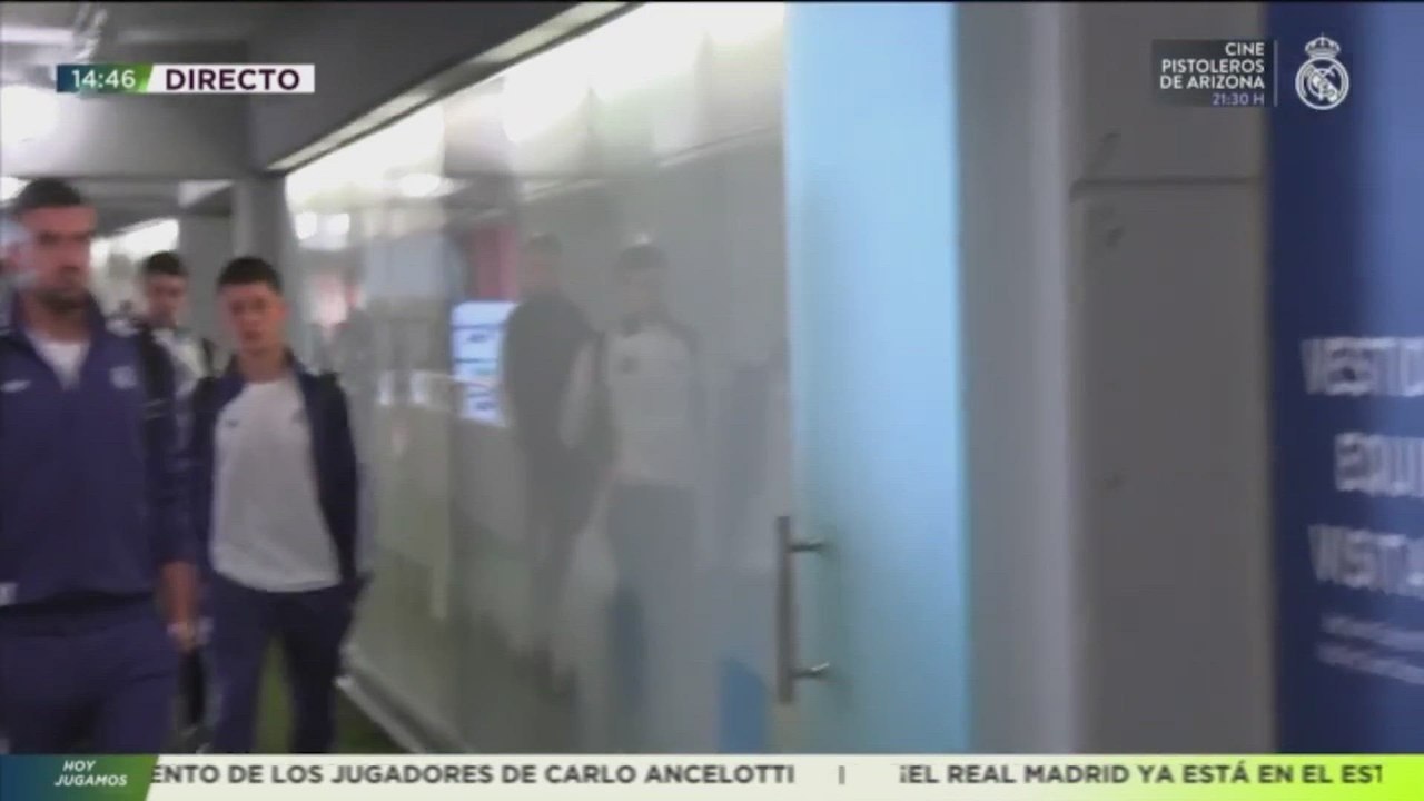 Seriedad absoluta en la llegada del Madrid a Montjuic: extrañan los gestos de Ceballos y, sobre todo, de Rodrygo