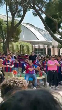 Los Boixos Nois calientan el Barça-Madrid en los jardines de Montjuïc