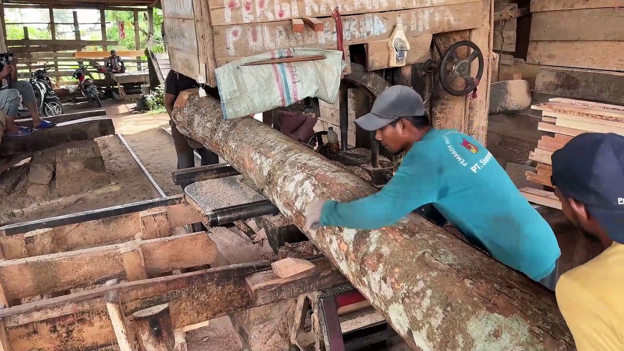 Sawing Wood 5x7 with a Sawmill for Professional Woodwork