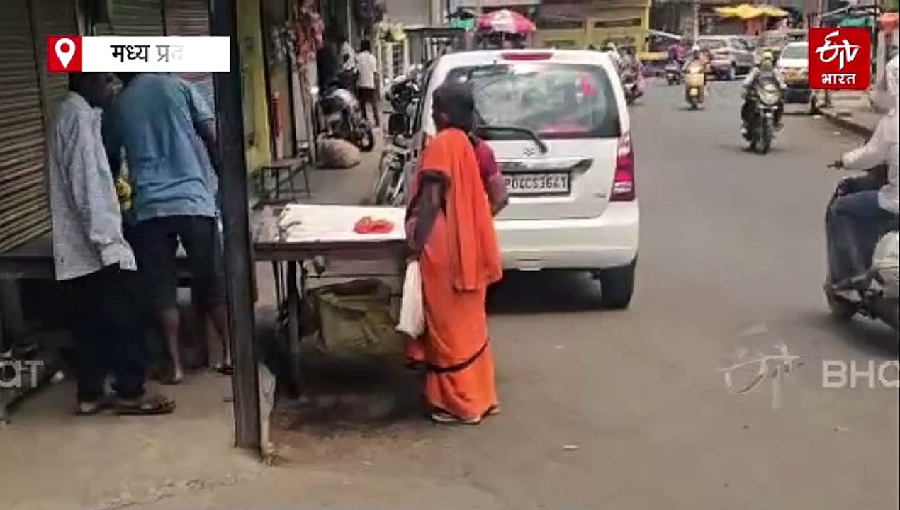 बैतूल में सड़क हादसा, एंबुलेंस के अभाव में बुजुर्ग को ठेले से पहुंचाया अस्पताल