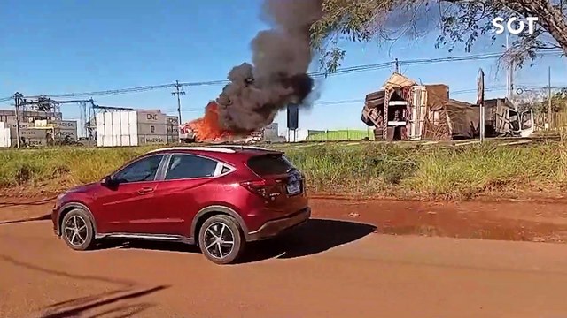 Imagens mostram carro pegando fogo após colisão frontal com carreta na BR-277 em Cascavel