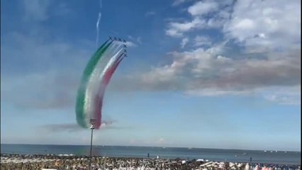 Rimini, il video dell'esibizione delle Frecce Tricolori a formazione ridotta