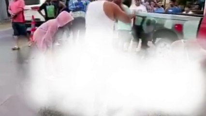 Madre llora al ver a su hijo muerto en accidente en Yoro