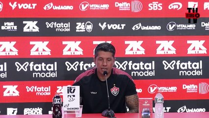 Thiago Carpini explica leitura e ousadia nas mudanças em duelo contra o Vasco: "Aceitar a inferioridade numérica"; assista