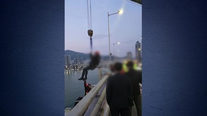 형제복지원 피해자 광안대교 농성...8시간 만에 종료 / YTN