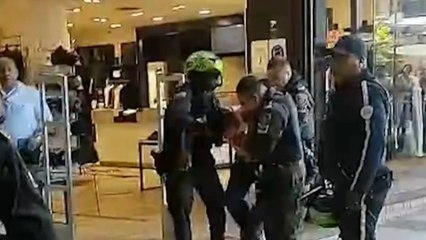 VIDEO | Hombre atacó en varias oportunidades a su expareja con machete en centro comercial de Cali 