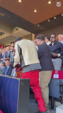 La locura de Travis Scott en la grada de Montjuïc: éxtasis con la victoria del Barça