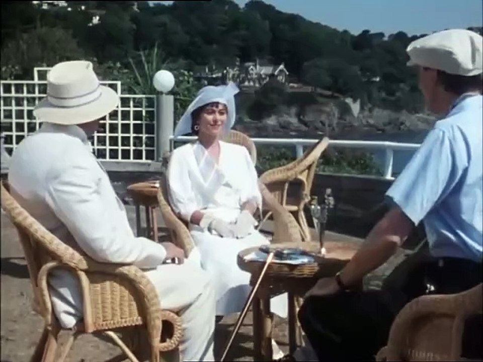 S02 E01. Peril at End House.