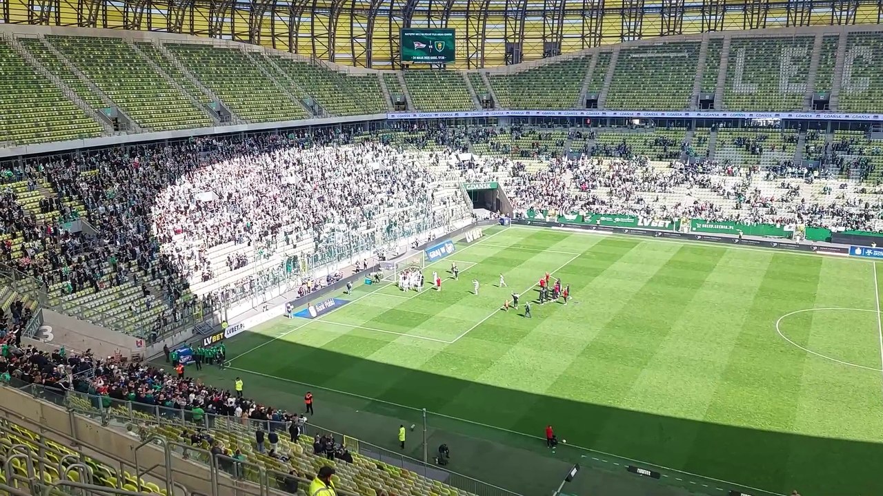 Radość kibiców i piłkarzy Lechii Gdańsk po zwycięstwie nad Koroną Kielce