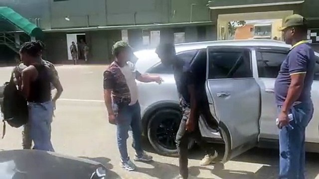 Apresan dos hombres con 11 inmigrantes indocumentados en una jeepeta en San Juan