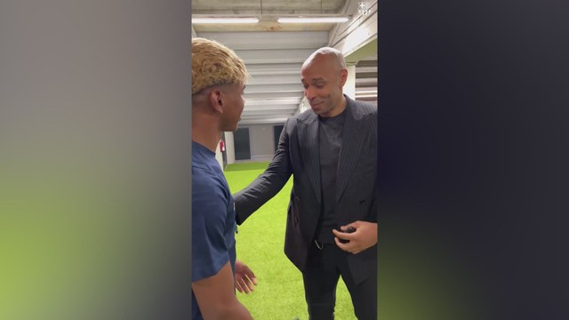 El momento del intercambio de camisetas entre Lamine Yamal y Thierry Henry