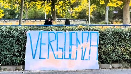 Así fue la salida de los jugadores del Madrid de Valdebebas: quitaron la pancarta de "vergüenza"