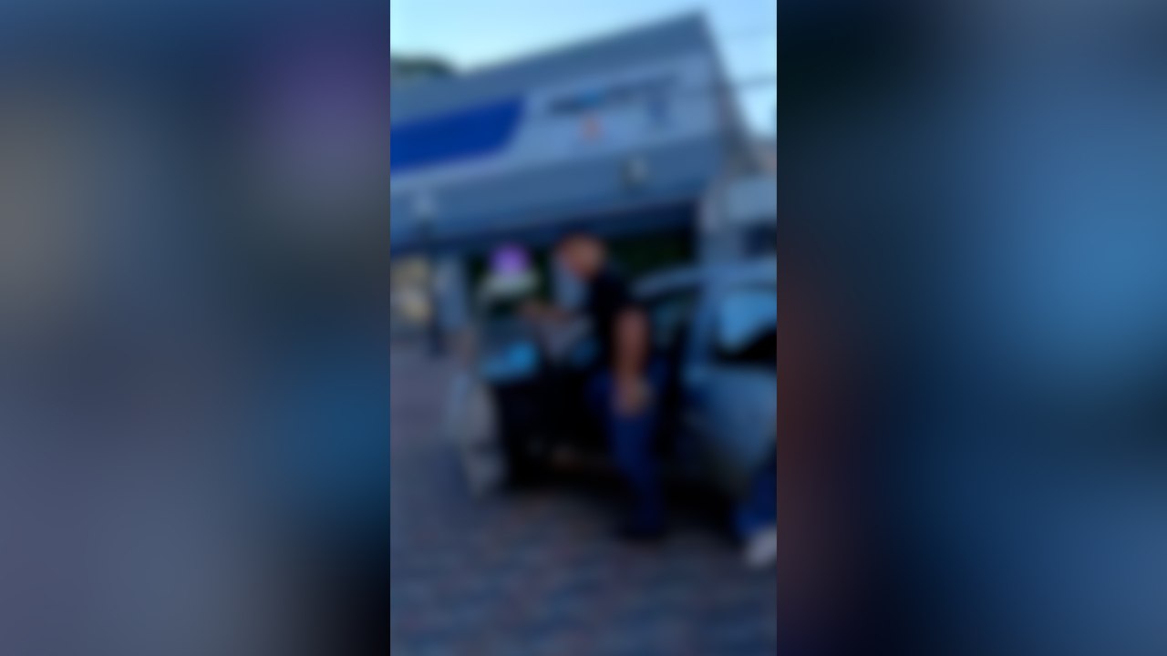 Violência em plena luz do dia: Casal é atacado por homem descontrolado com facão em Cascavel; veja vídeo