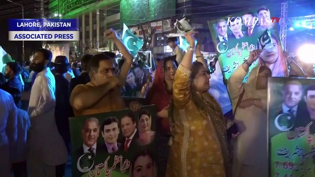 Sorak Warga Pakistan Rayakan Gencatan Senjata dengan India