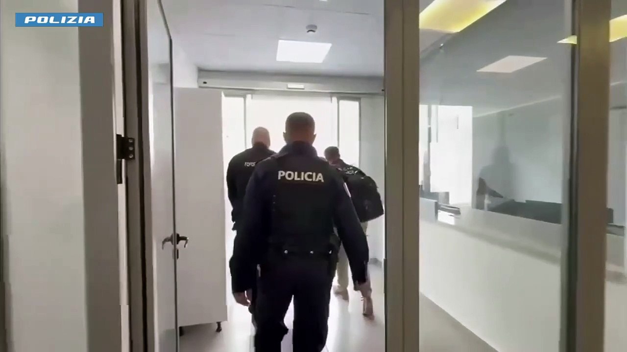 Migranti, trafficante estradato in Italia dall'Albania