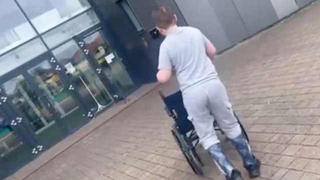 Teenager macht erste Schritte zurück in die Schule, nachdem ihm eine Hirnverletzung das Gehen geraubt hat