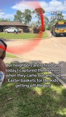 Ce couple de retraités distribue des chocolats de Pâques aux enfants qui rentrent de l’école