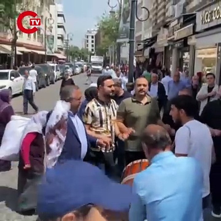 Terör örgütü PKK’nın fesih kararı sonrası Diyarbakır'da vatandaşlar halay çekti