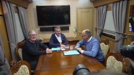 «Macron ha nascosto cocaina», ma era un fazzoletto di carta: la fake news e la replica stizzita dell'Eliseo