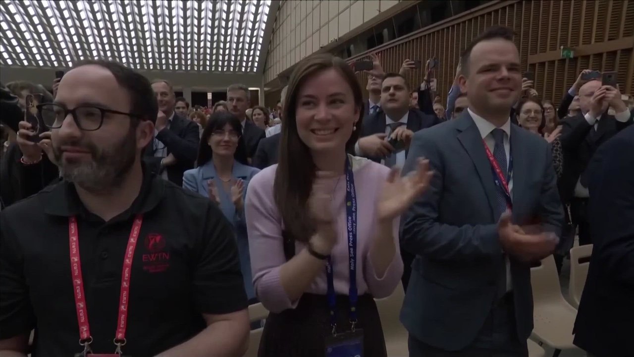 El Papa León bromea sobre los aplausos de los periodistas al inicio de su primera audiencia