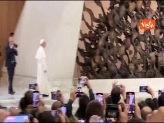 Il lungo applauso per Papa Leone XIV al suo arrivo all'incontro con la stampa internazionale