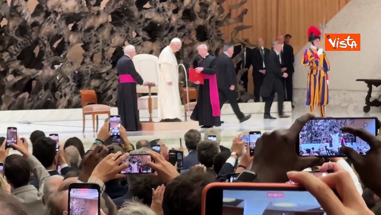 Il lungo applauso per Papa Leone XIV al suo arrivo all'incontro con la stampa internazionale