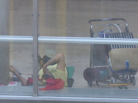 Cientos de sintecho convierten la T4 de Barajas en un campamento improvisado