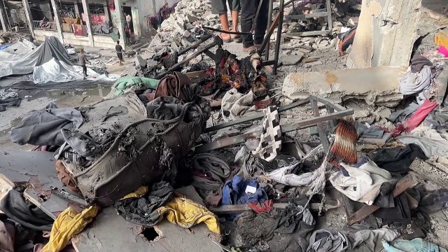 فلسطينيون يعاينون الدمار بعد قصف إسرائيلي استهدف مدرسة تؤوي نازحين في جباليا