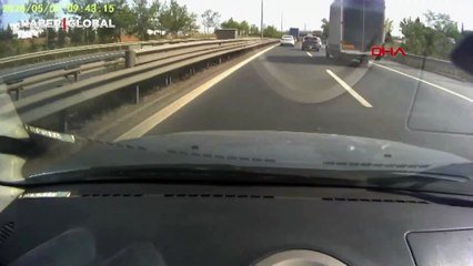 Makas atan ve emniyet şeridinden ilerleyen sürücüler kamerada