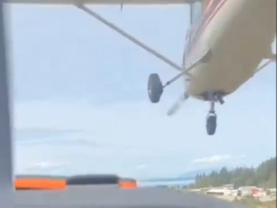 Flugzeuge krachen bei Landung fast zusammen