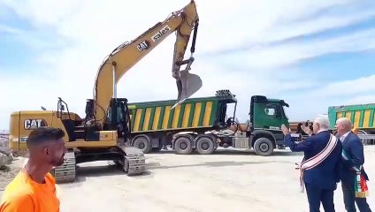 Livorno, Darsena Europa: lo scarico delle prime pietre