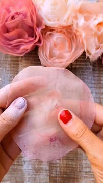 DIY Flower Tutorial via: @caroisolapopLearn how to make beautiful DIY flowers with this easy step-by-step tutorial! Perfect for home decor, gifts, or craft projects.