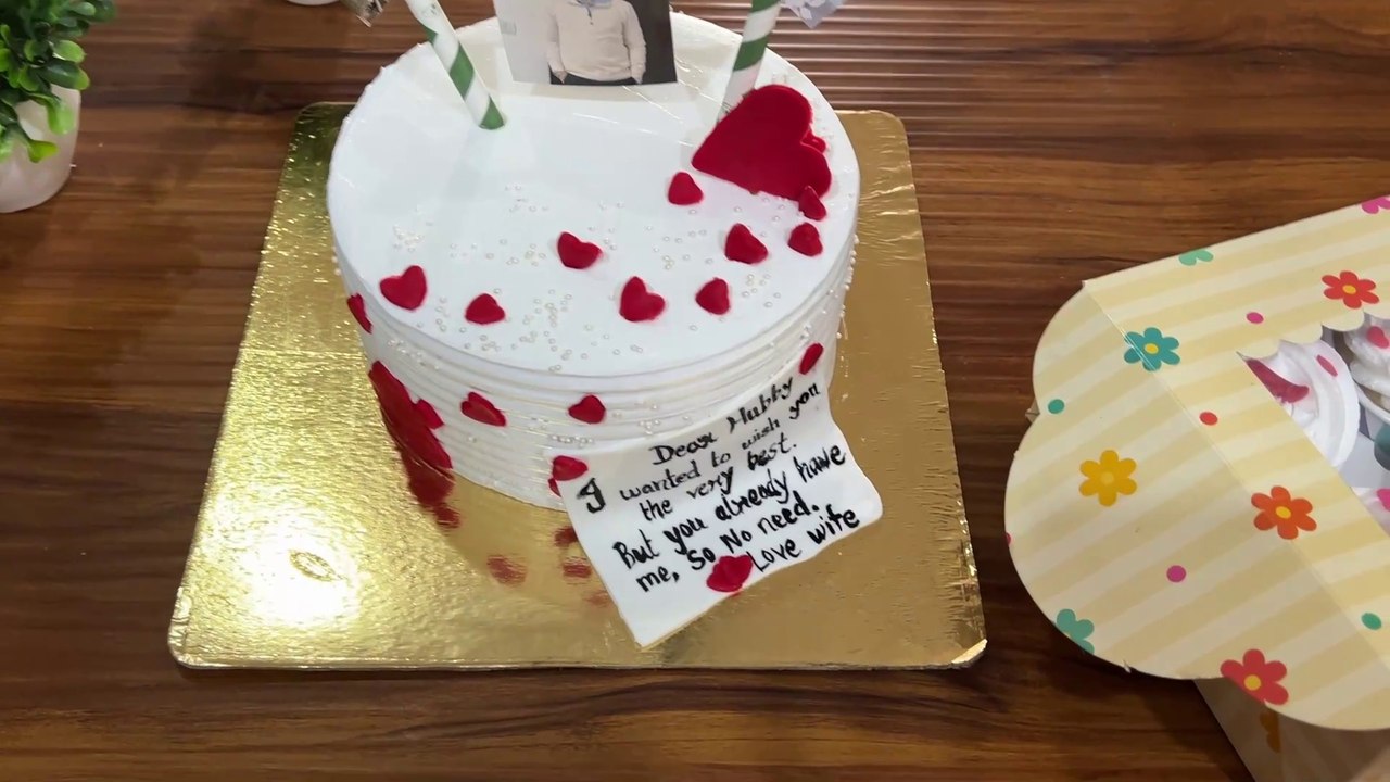 2 Pound Cake & 6 Cupcake Hamper | Perfect Gift Idea for Birthdays & Celebrations | Photo Cake |