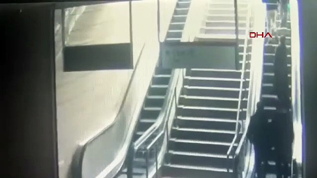 Maltepe metro istasyonunda korkunç olay1 Genç kadının başına reklam panosu düştü