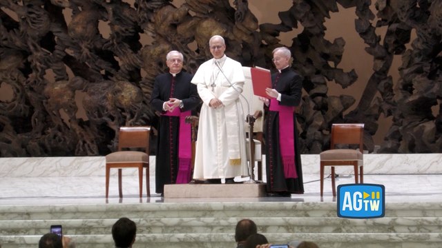 Leone XIV con i giornalisti cita Francesco: «Disarmiamo le parole per disarmare il mondo»