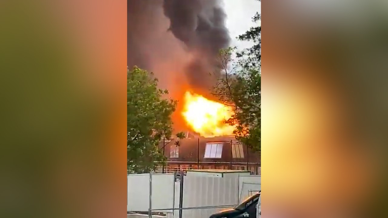 « Des grosses flammes et une épaisse fumée » : violent incendie au stade de Clamart