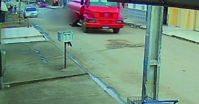 VÍDEO: Adolescente morre após passar por 'quebra-molas' de moto no interior da Bahia