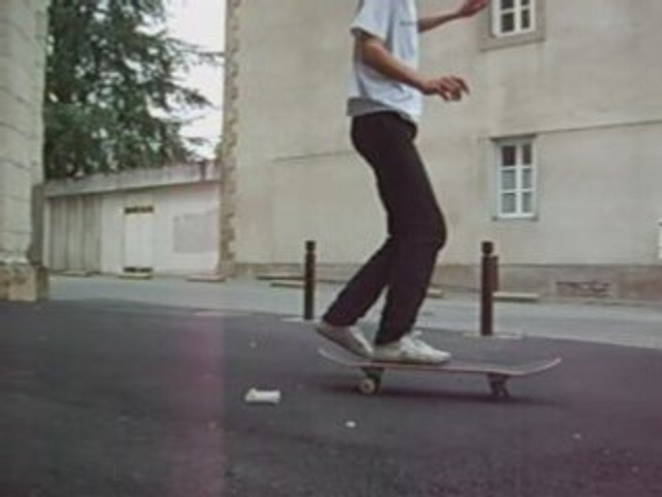 Skate EEE kickflip