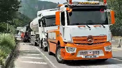25 ton tavuk yemi D-650’ye savrulmuştu: Kapalı olan yol 2 saat sonra ulaşıma açıldı