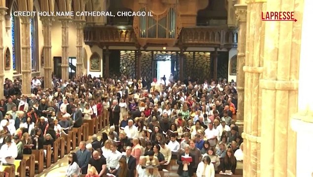 Papa Leone XIV, gli applausi durante la messa nella cattedrale della sua Chicago