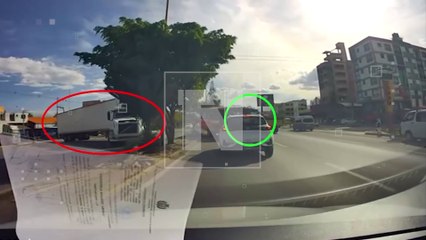 VIDEO: ¡Casi chocan! Micro evita tragedia tras la maniobra imprudente de un camión