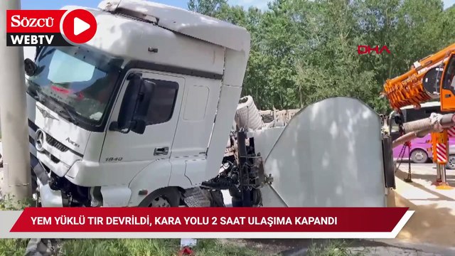 Yem yüklü TIR devrildi, kara yolu 2 saat ulaşıma kapandı