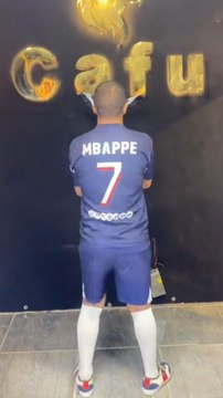 L’Égyptien Ambaby80, sosie de Kylian Mbappé, parodie le joueur français du Real Madrid sur les réseaux, accompagné d’un collectif composé d’autres sosies de joueurs comme ceux d’Achraf Hakimi, Karim Benzema et Mohamed Salah !