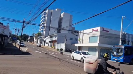 Comerciantes alertam para cabos pendurados no cruzamento das Ruas Presidente Kennedy e Bernardes
