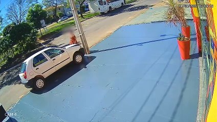 Motorista colide com poste e deixa o local dirigindo em Cruzeiro do Oeste