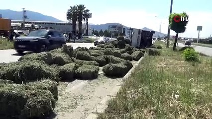 Kaza yapan kamyondaki saman balyaları yola saçıldı