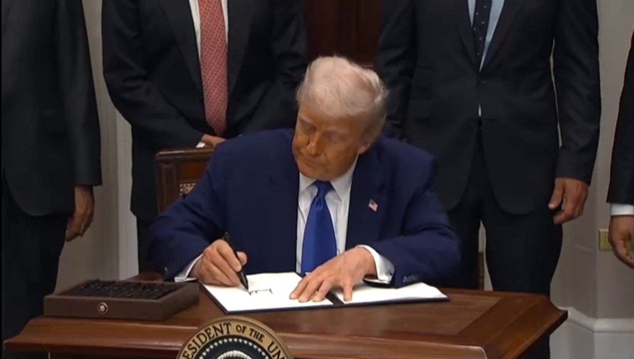 President Trump blasts NBC reporter for asking about luxury plane gift from Qatar_480p